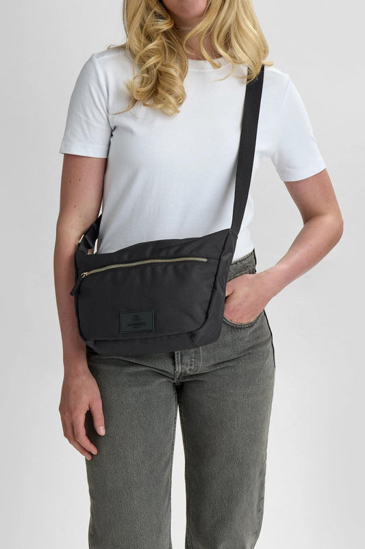 MonoMBG Umhängetasche. Unisex, Schwarz mit Gold. Recyceltes Polyester. Markberg
