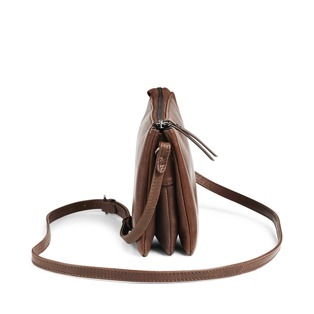Sac bandoulière Vera en cuir. Châtaigne. Style ancien. Markberg.