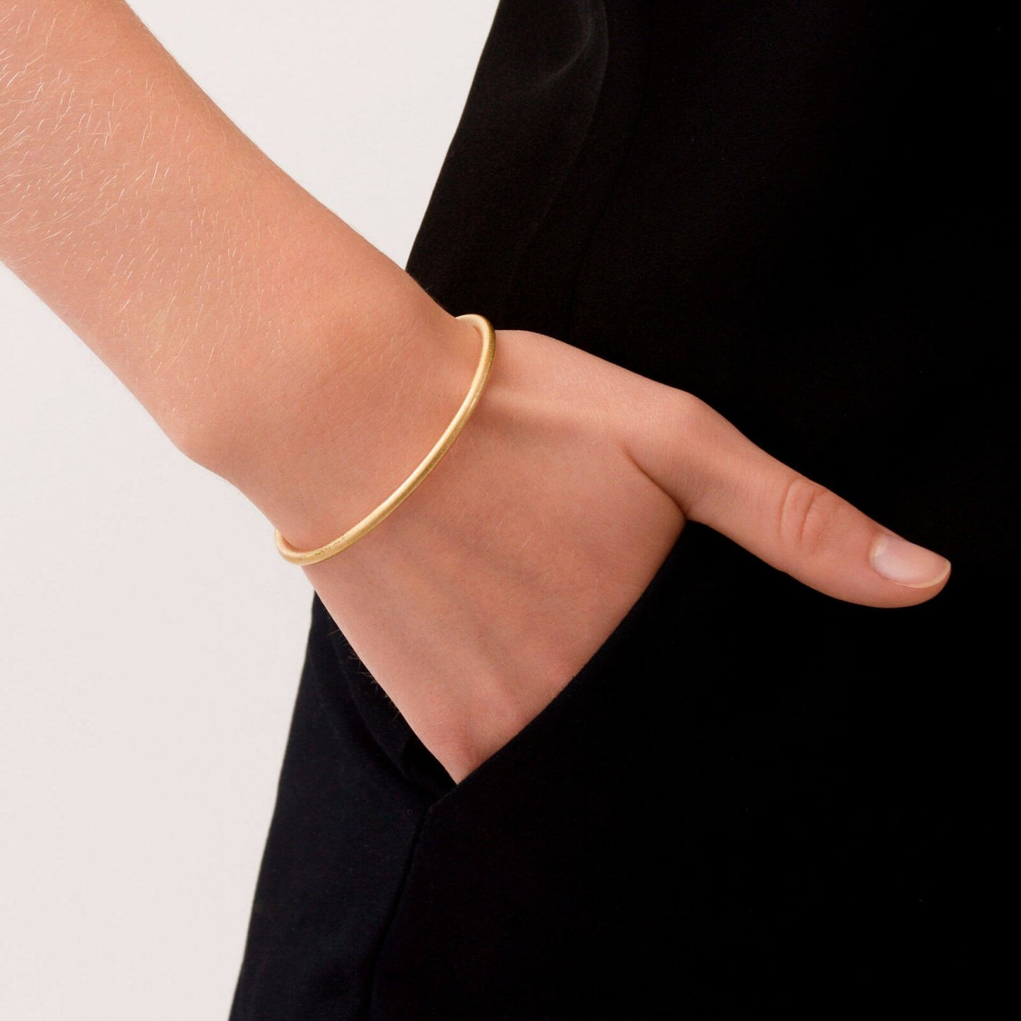 Infinity Open bangle armbånd. Guldbelagt. Dansk Copenhagen