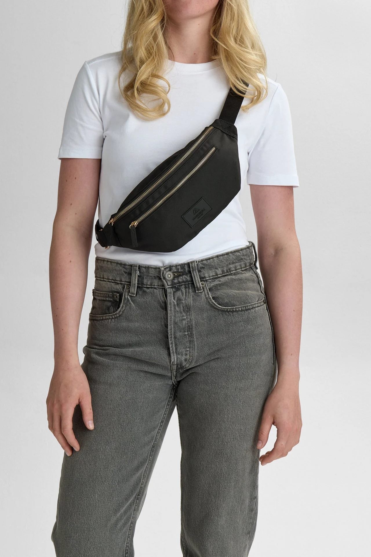 CargoMBG Gürteltasche. Unisex. Schwarz mit Golddetails. Recyceltes Polyester. Markberg