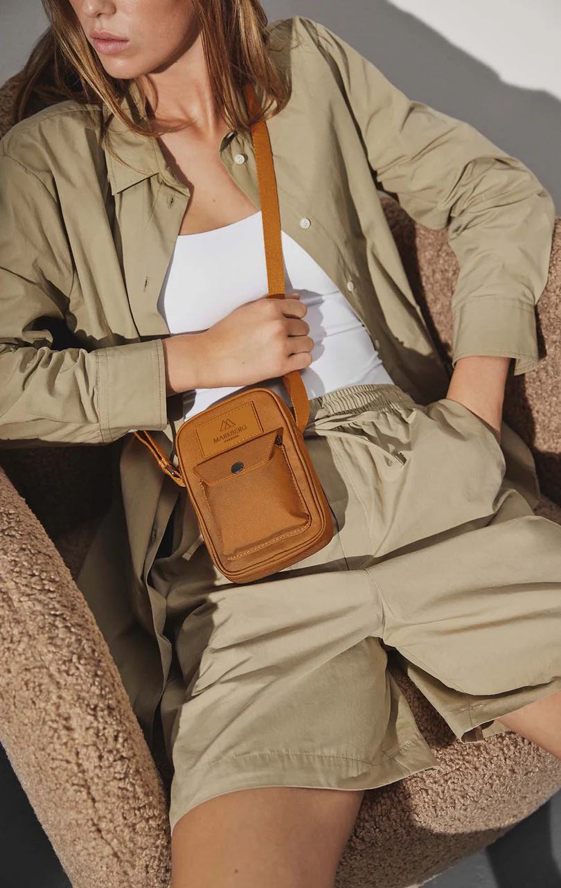 DarlaMBG mobiltaske. Gul brun monokrom. Unisex. Vandafvisende. Markberg