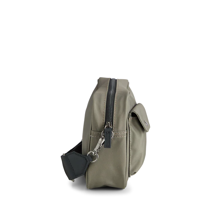 DarlaMBG crossbody vandafvisende taske. Medium. Unisex.Grøn olive. 100% recycled polyester. Markberg