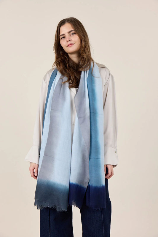Dip It tørklæde til kvinder. 100% uld og cashmere. Aflangt. Blå. Bella Ballou