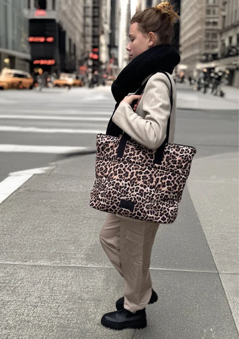 Sac cabas PerryMBG à imprimé léopard. Noir et beige. Polyester recyclé. Markberg.