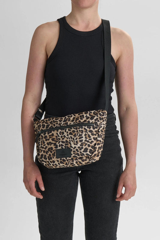 MonoMBG Umhängetasche. Leopardenmuster. Recyceltes Polyester. Markberg