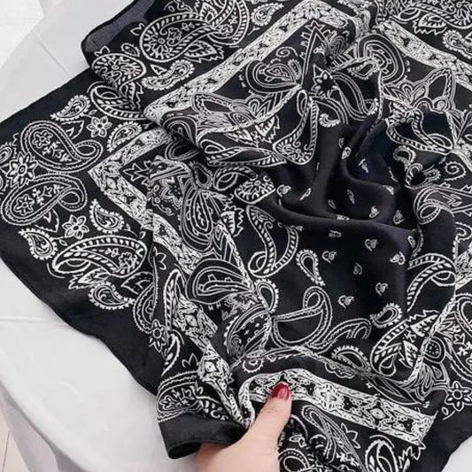Nicole Fantasy tørklæde med bandana prints. Unisex. Sort og hvid. Dansk Copenhagen