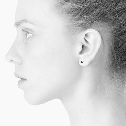 Sign Nano earrings. Unisex. Black. Gold-plated sterling silver. Scherning Copenhagen