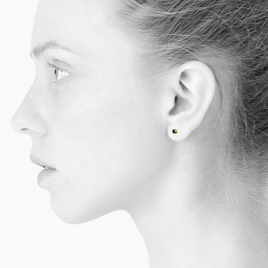 Sign Nano earrings. Unisex. Black. Gold-plated sterling silver. Scherning Copenhagen
