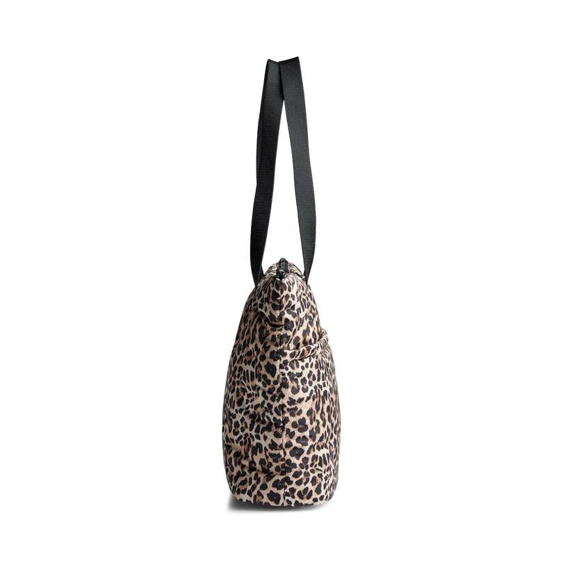 Sac cabas PerryMBG à imprimé léopard. Noir et beige. Polyester recyclé. Markberg.
