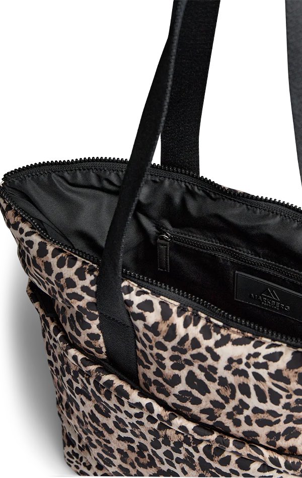 Sac cabas PerryMBG à imprimé léopard. Noir et beige. Polyester recyclé. Markberg.