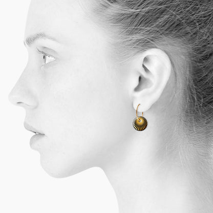 Creolen-Ohrringe mit Spritzeffekt. Schwarz und Gold. Scherning Kopenhagen