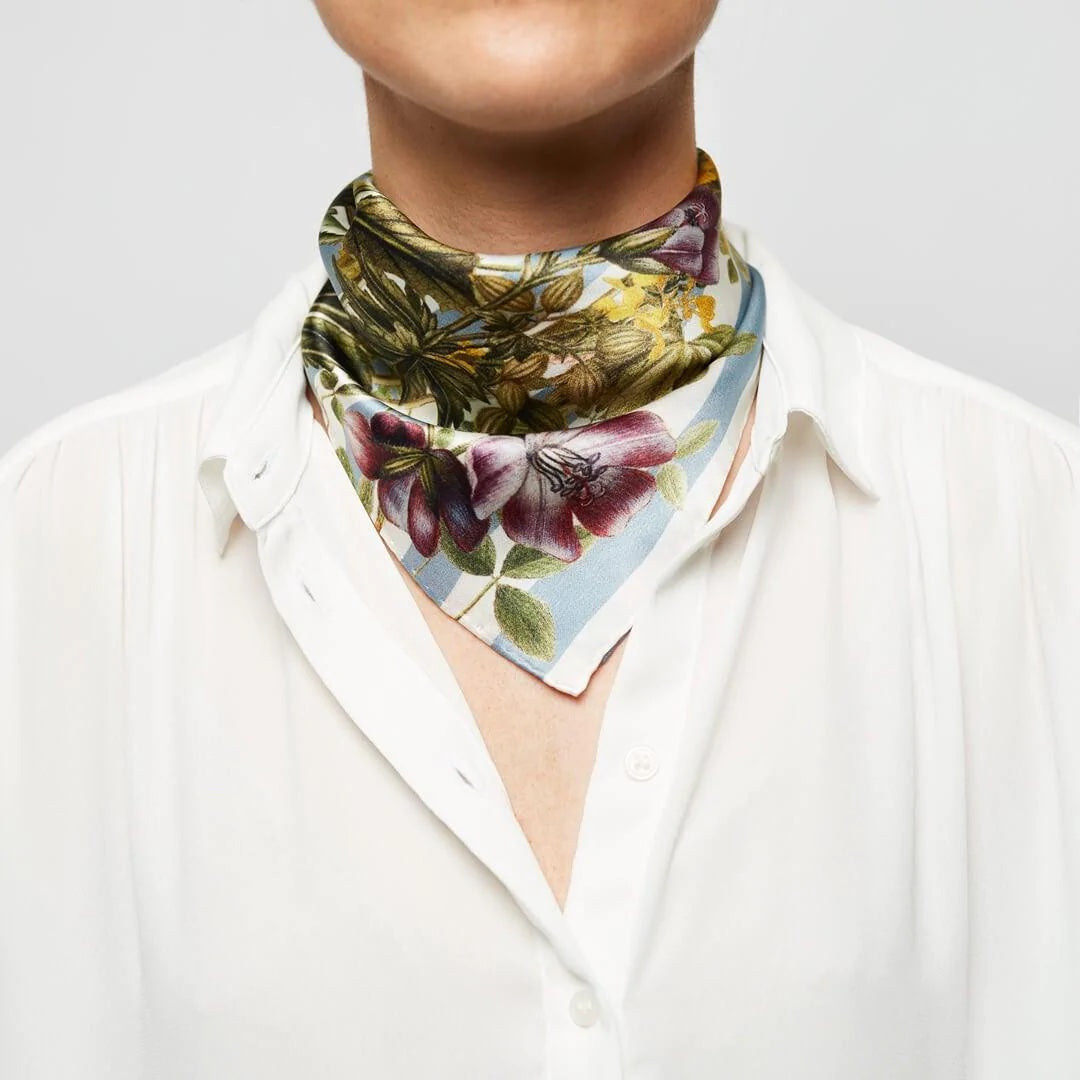 Gestreifter Blumen-Meadon-Seidenschal. 100 % Seide. Blau, Weiß und Gelb. Flora Danica Dänemark