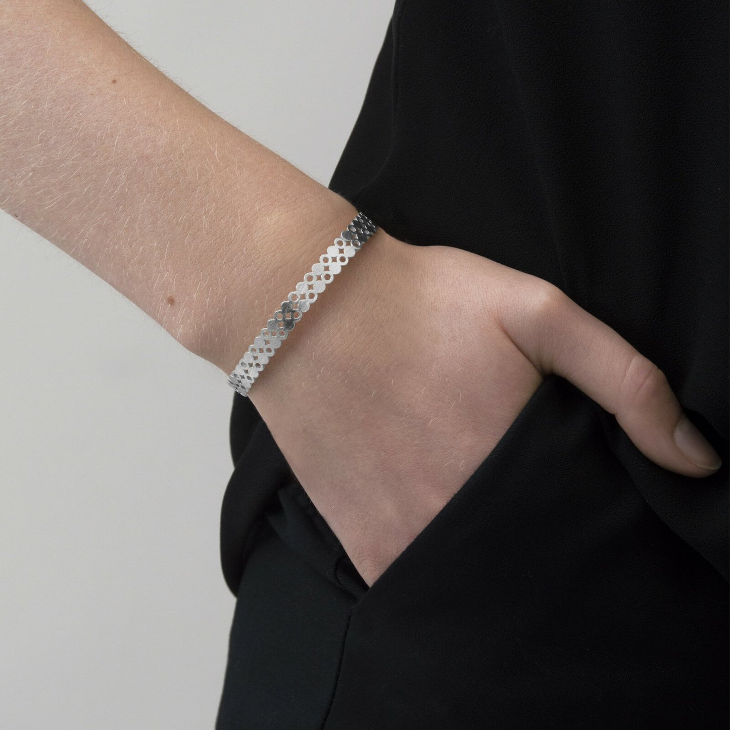 Theia Mini Dot Cuff armbånd. Sølvbelagt. Dansk Copenhagen