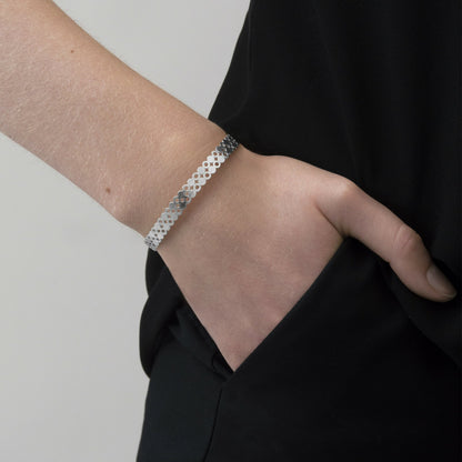Theia Mini Dot Cuff armbånd. Sølvbelagt. Dansk Copenhagen